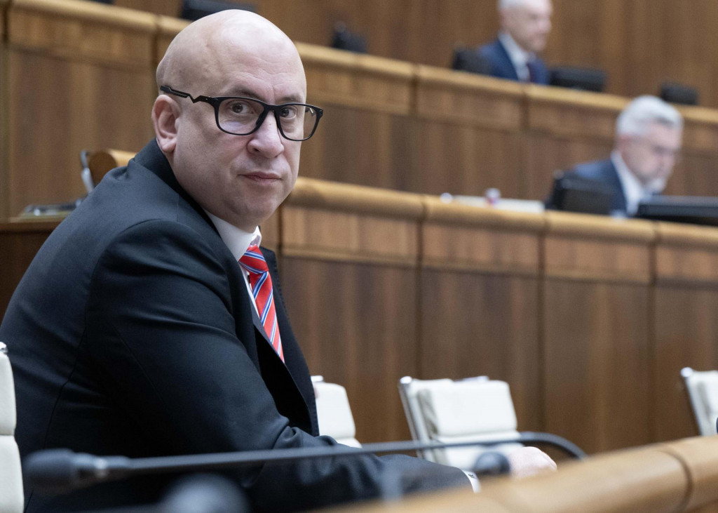 Na snímke minister dopravy a výstavby Jozef Ráž (nominant Smer-SD), ktorému strojvodci poslali otvorený list. FOTO: TASR/Jakub Kotian