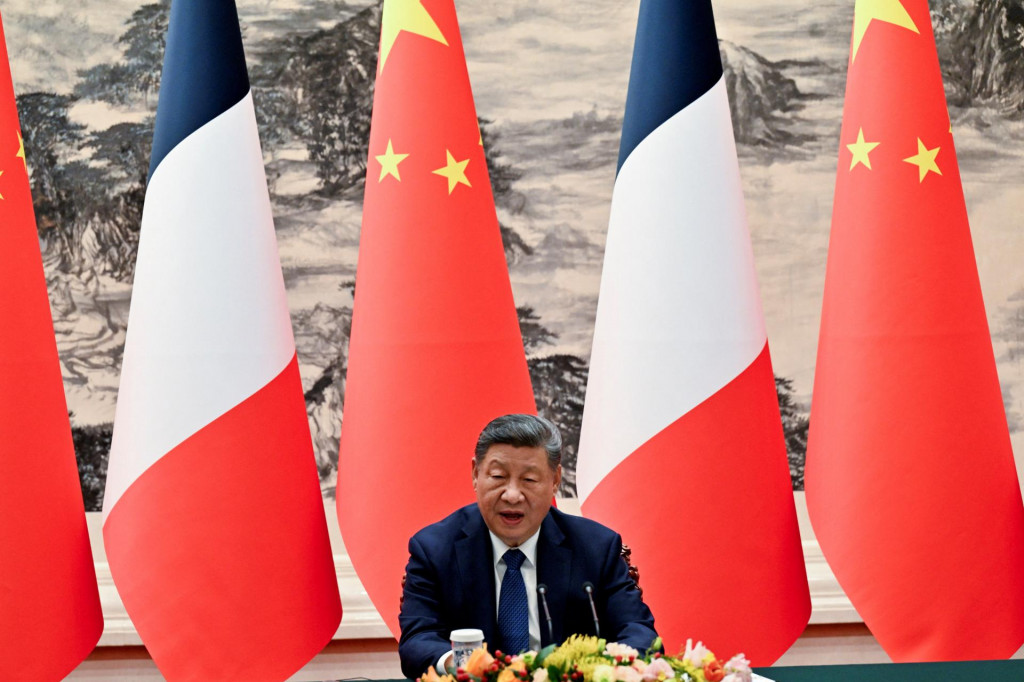China&lsquo;s President Xi Jinping speaks next to France&lsquo;s President Emmanuel Macron (not seen) during a joint press conference at the Great Hall of the People in Beijing on December 4, 2025. ADEK BERRY/Pool via REUTERS FOTO: ADEK BERRY