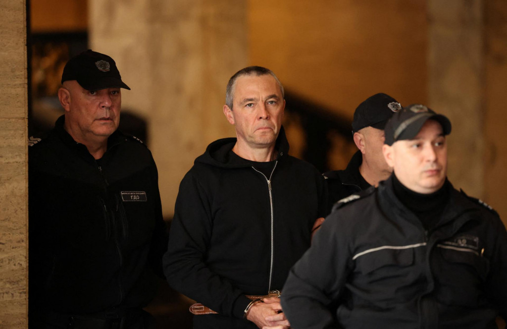 Igor Grečuškin, ruský podnikateľ so sídlom na Cypre, je v sprievode polície pred začiatkom súdneho procesu o možnom vydaní do Libanonu. FOTO: Reuters