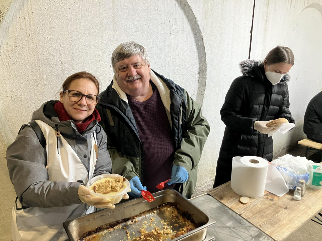Pravidelný výdaj jedla pre ľudí bez domova v Petržalke.