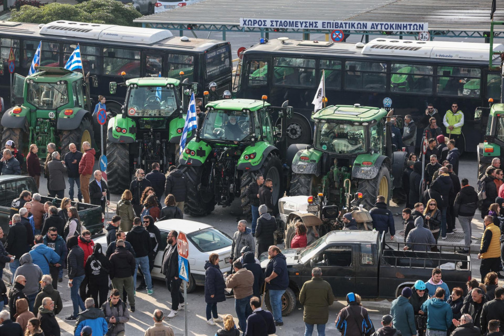 Grécki farmári blokujú prístav mesta Volos. FOTO: Reuters