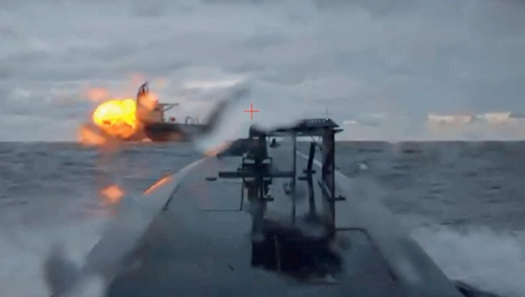 Ukrajinsk&yacute; n&aacute;morn&yacute; dron ukazuje, ako je tanker Dashan, ktor&yacute; je s&uacute;časťou ruskej takzvanej &bdquo;tieňovej flotily&ldquo;, zasiahnut&yacute; in&yacute;m n&aacute;morn&yacute;m dronom v Čiernom mori. FOTO: Reuters