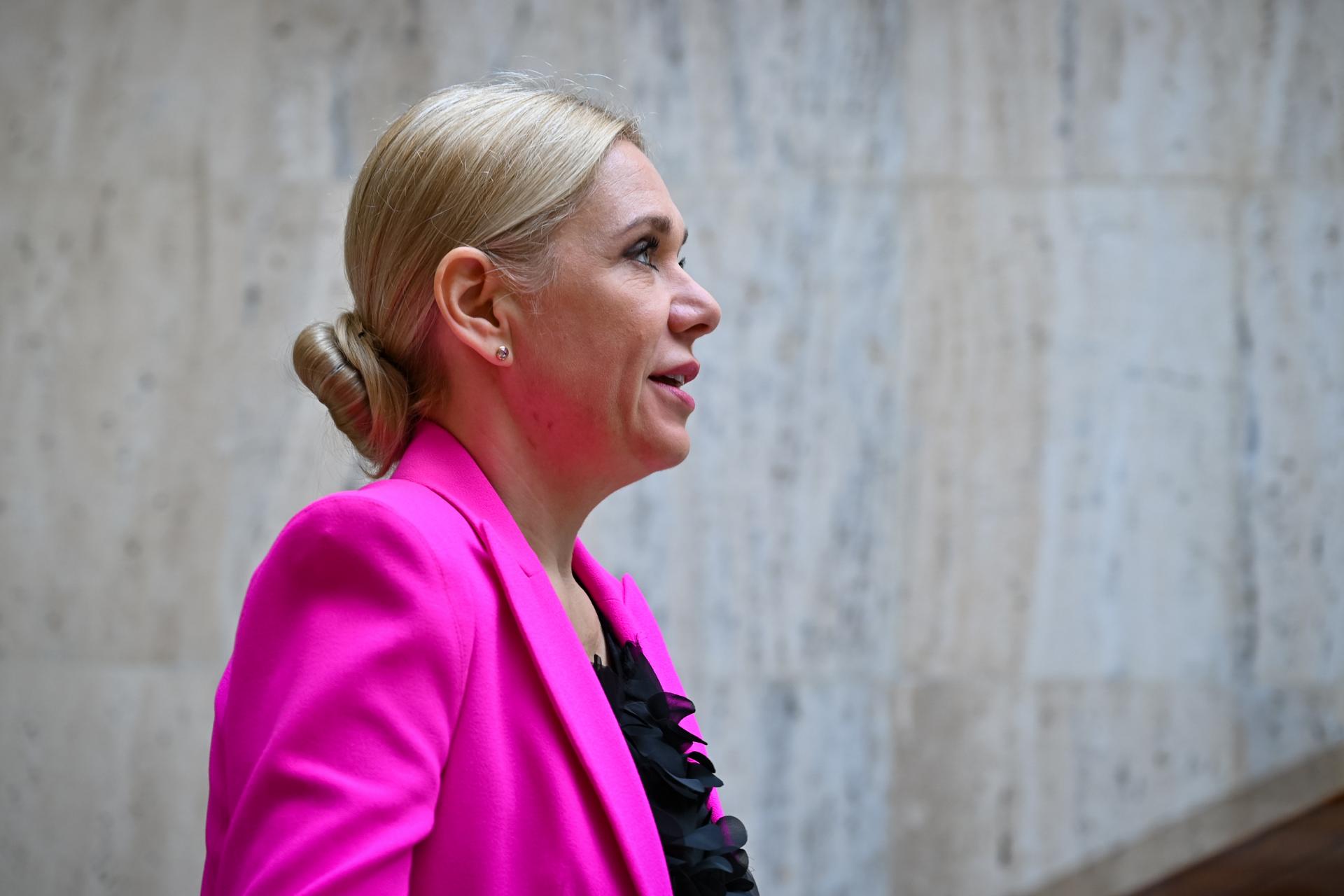 Saková chce dať pre dĺžne a mäkčene energopomoc dočasne aj boháčom. Je to nezákonné, varuje pre HN právnik