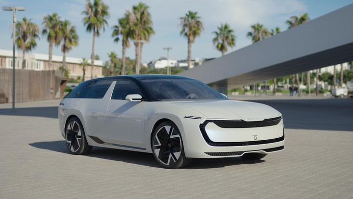 Za volantom elektrickej Škody z budúcnosti. Kombíky postavili dva, jazdí však len jeden