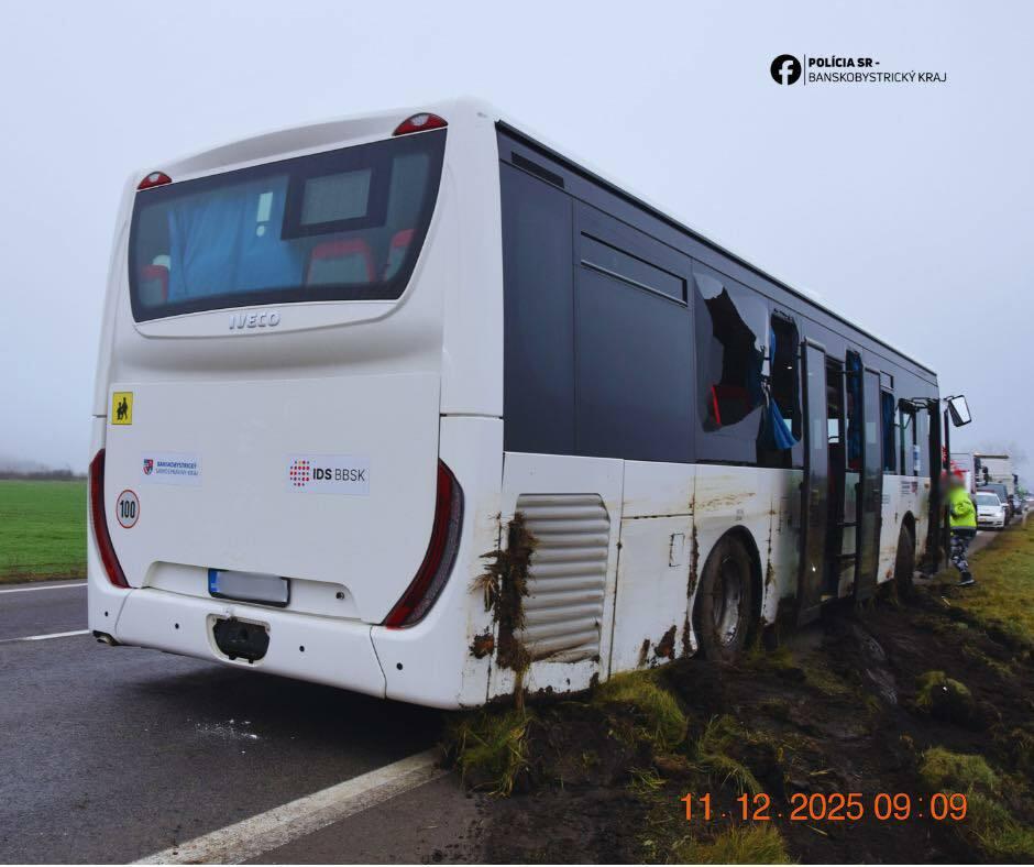 Po nehode autobusu v okrese Lučenec skončilo desať cestujúcich v nemocnici, dvaja sú ťažko zranení