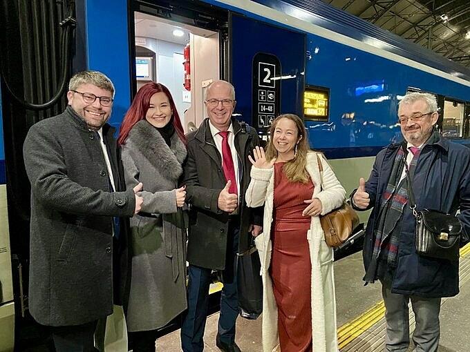 Raši odmietol prijať českú opozíciu. V Bratislave rokovala s PS, SaS, KDH, Demokratmi a hnutím Slovensko