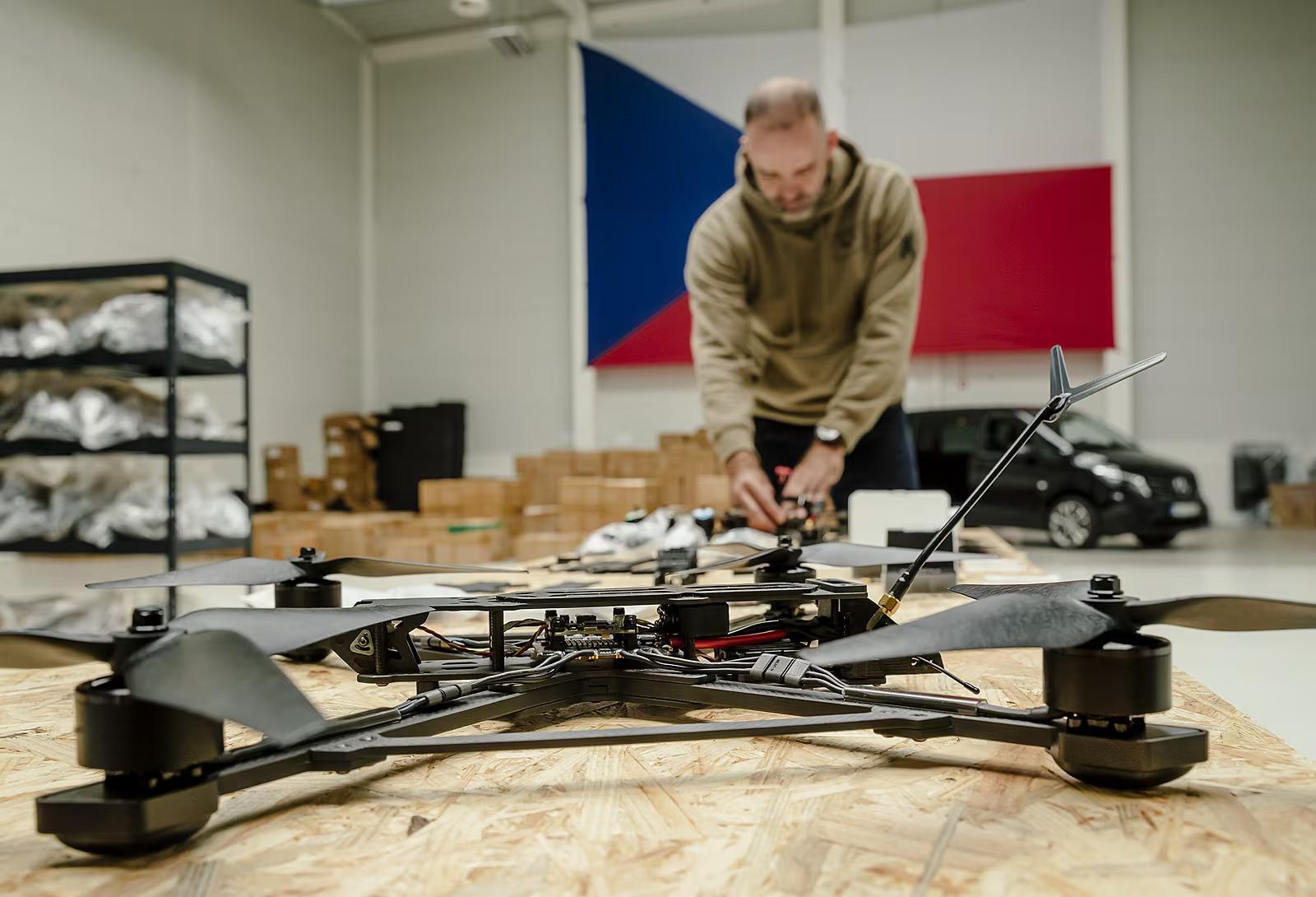 V českom spolku, ktorý dodáva drony na Ukrajinu, zasahovala vojenská polícia