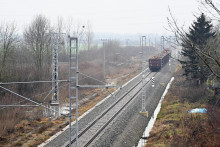 Na snímke nový úsek železničnej trate po ukončení elektrifikácie a komplexnej rekonštrukcie trate Bánovce nad Ondavou – Humenné pri obci Brekov. FOTO: TASR/Roman Hanc