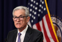 Šéf amerického Fedu Jerome Powell na tlačovej konferencii oznamuje, že americká centrálna banka znižuje dolárové úroky o 25 bázických bodov. FOTO: REUTERS