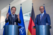 Nemecký kancelár Friedrich Merz (vpravo) a generálny tajomník NATO Mark Rutte. FOTO: TASR/AP