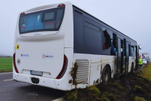 Nehoda autobusu pri Lučenci. FOTO: Polícia slovenskej republiky
