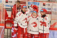 Třineckí obrancovia Martin Marinčin (vľavo) a Marian Adámek blahoželajú Matejovi Kubiesovi k prvému extraligovému gólu. FOTO: MAFRA/Jiří Seidl