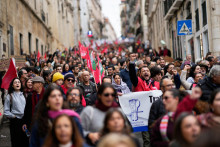 Demonštranti pochodujú počas generálneho štrajku, ktorý je prvý za 12 rokov, na protest proti plánovaným reformám pracovného práva v Lisabone. FOTO: TASR/AP
