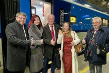 Zástupcovia piatich českých opozičných strán odišli do Bratislavy, aby s tamojšími kolegami prediskutovali aktuálne politické témy vrátane Benešových dekrétov. FOTO: X/kDU-ČSL