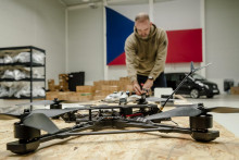Zdeněk Poul, kapitán v zálohe, bývalý príslušník VP, manažér v spolku Nemesis, ktorý organizuje zbierky, vyrába a posiela drony na Ukrajinu. V popredí desaťpalcový dron. FOTO: Mafra/Petr Topič