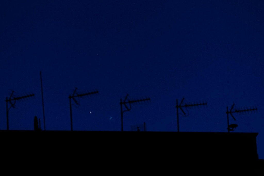 Na snímke konjunkcia Venuše a Jupitera.