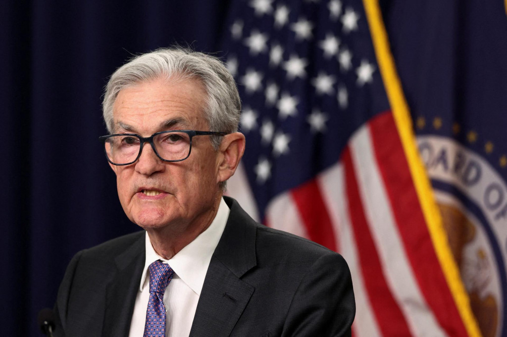 Šéf amerického Fedu Jerome Powell na tlačovej konferencii oznamuje, že americká centrálna banka znižuje dolárové úroky o 25 bázických bodov. FOTO: REUTERS
