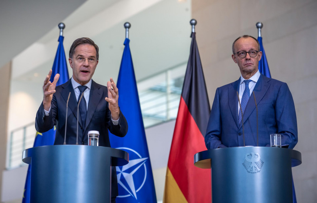 Nemecký kancelár Friedrich Merz (vpravo) a generálny tajomník NATO Mark Rutte. FOTO: TASR/AP