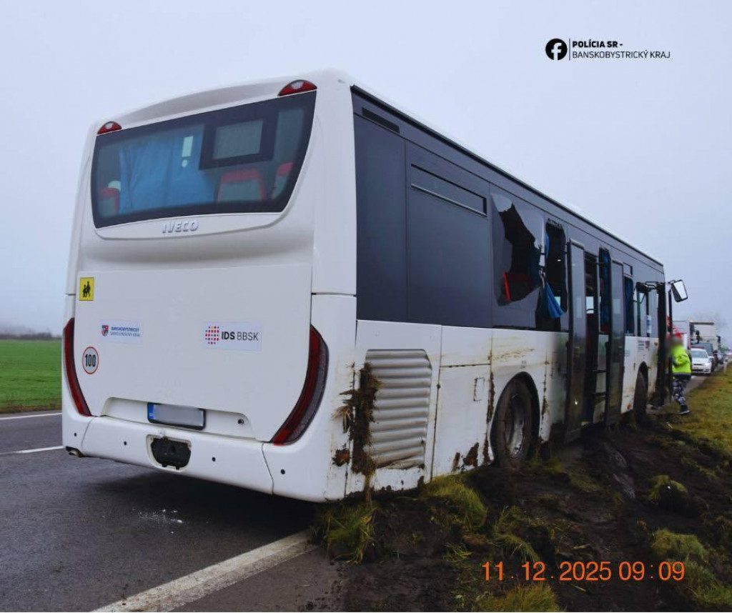 Nehoda autobusu pri Lučenci. FOTO: Polícia slovenskej republiky