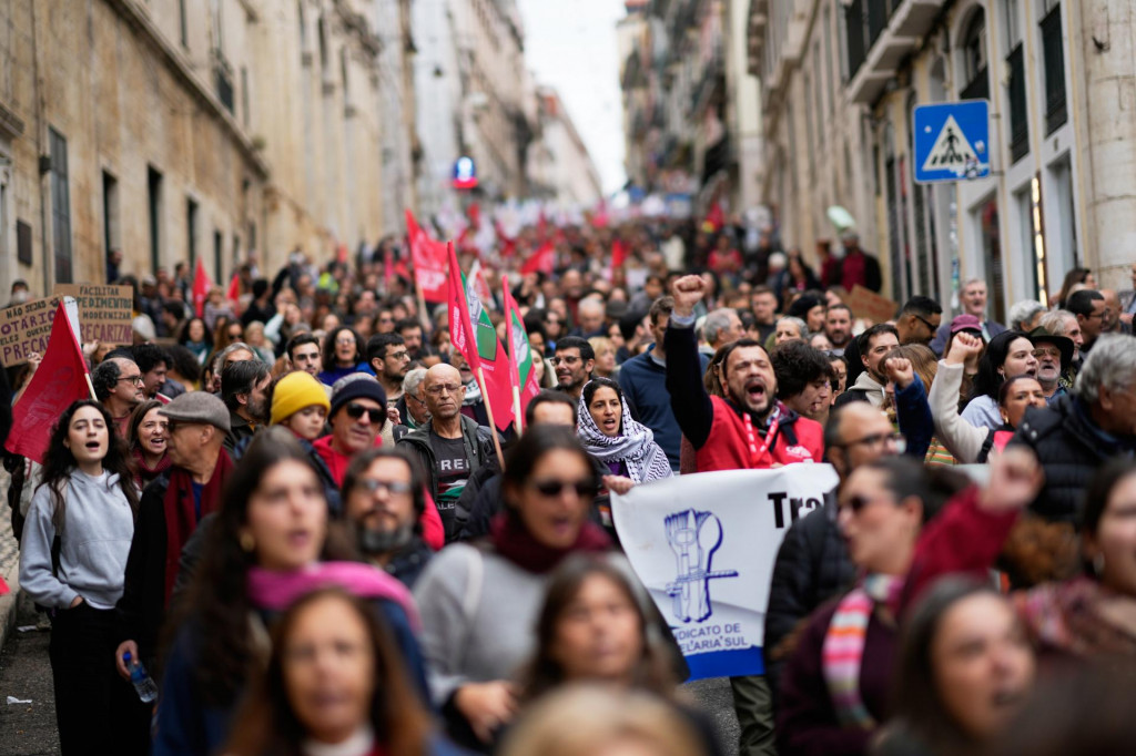 Demonštranti pochodujú počas generálneho štrajku, ktorý je prvý za 12 rokov, na protest proti plánovaným reformám pracovného práva v Lisabone. FOTO: TASR/AP