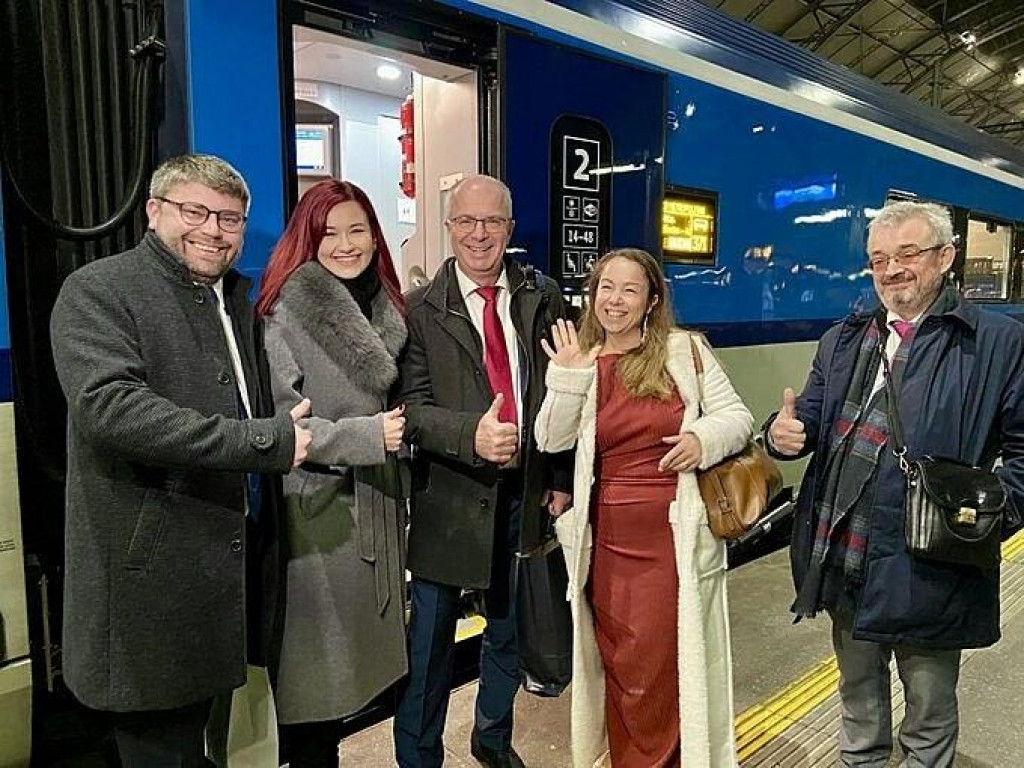 Zástupcovia piatich českých opozičných strán odišli do Bratislavy, aby s tamojšími kolegami prediskutovali aktuálne politické témy vrátane Benešových dekrétov. FOTO: X/kDU-ČSL