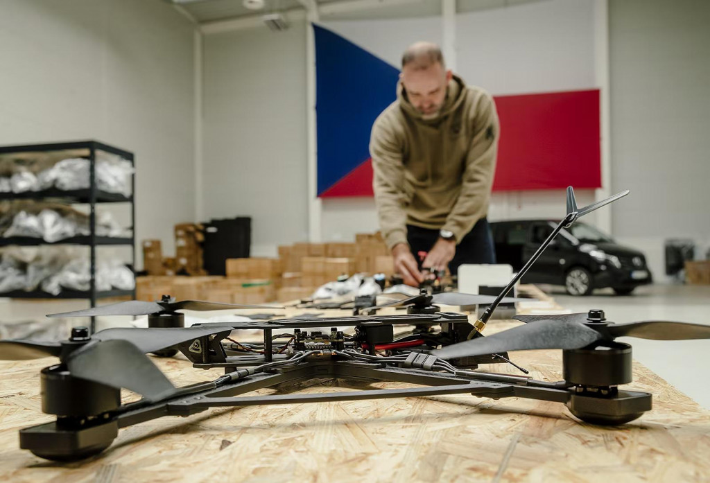 Zdeněk Poul, kapitán v zálohe, bývalý príslušník VP, manažér v spolku Nemesis, ktorý organizuje zbierky, vyrába a posiela drony na Ukrajinu. V popredí desaťpalcový dron. FOTO: Mafra/Petr Topič