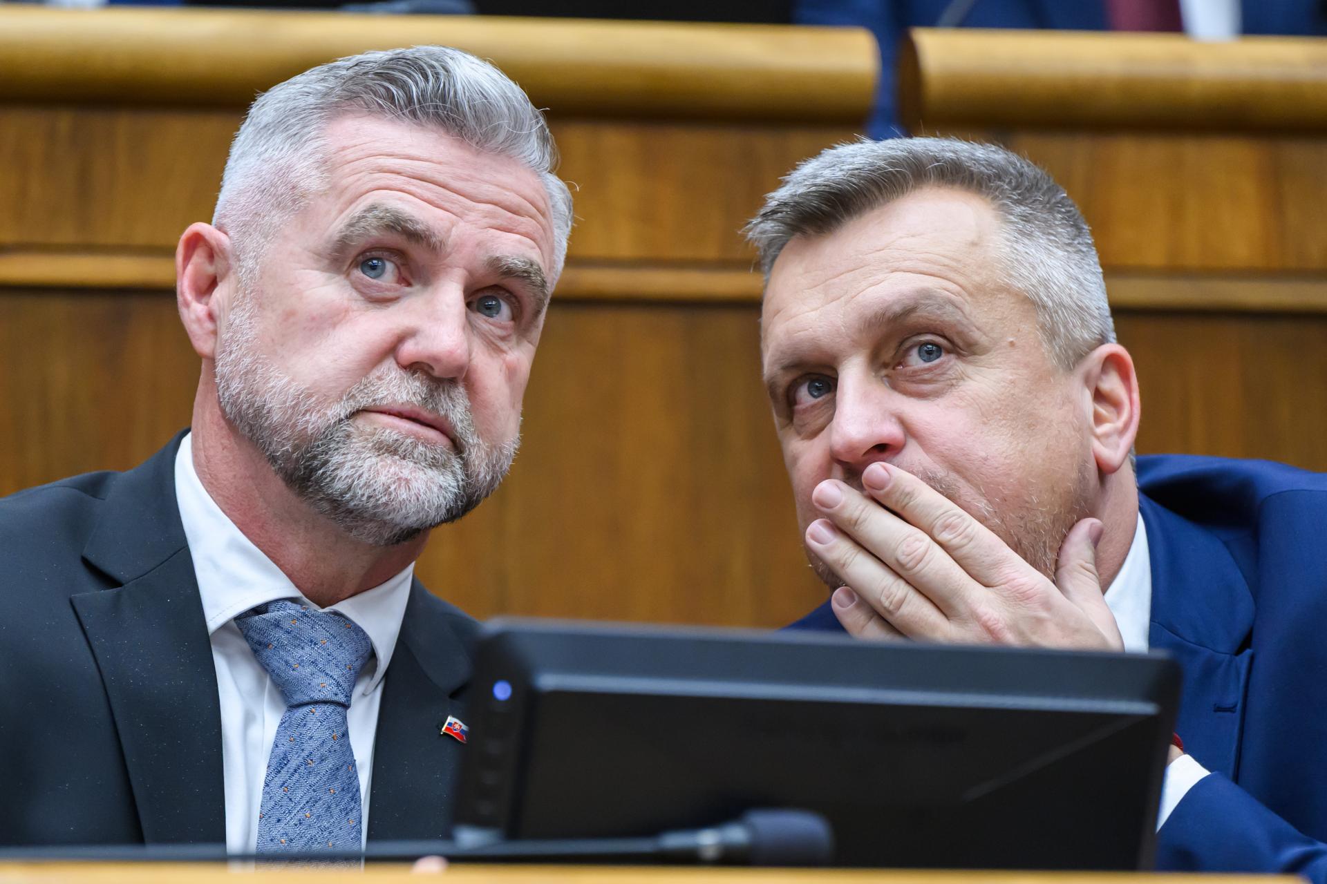 PS podáva podnet na Danka, odsudzuje násilie voči ženám. Hlas ukazuje na Matoviča