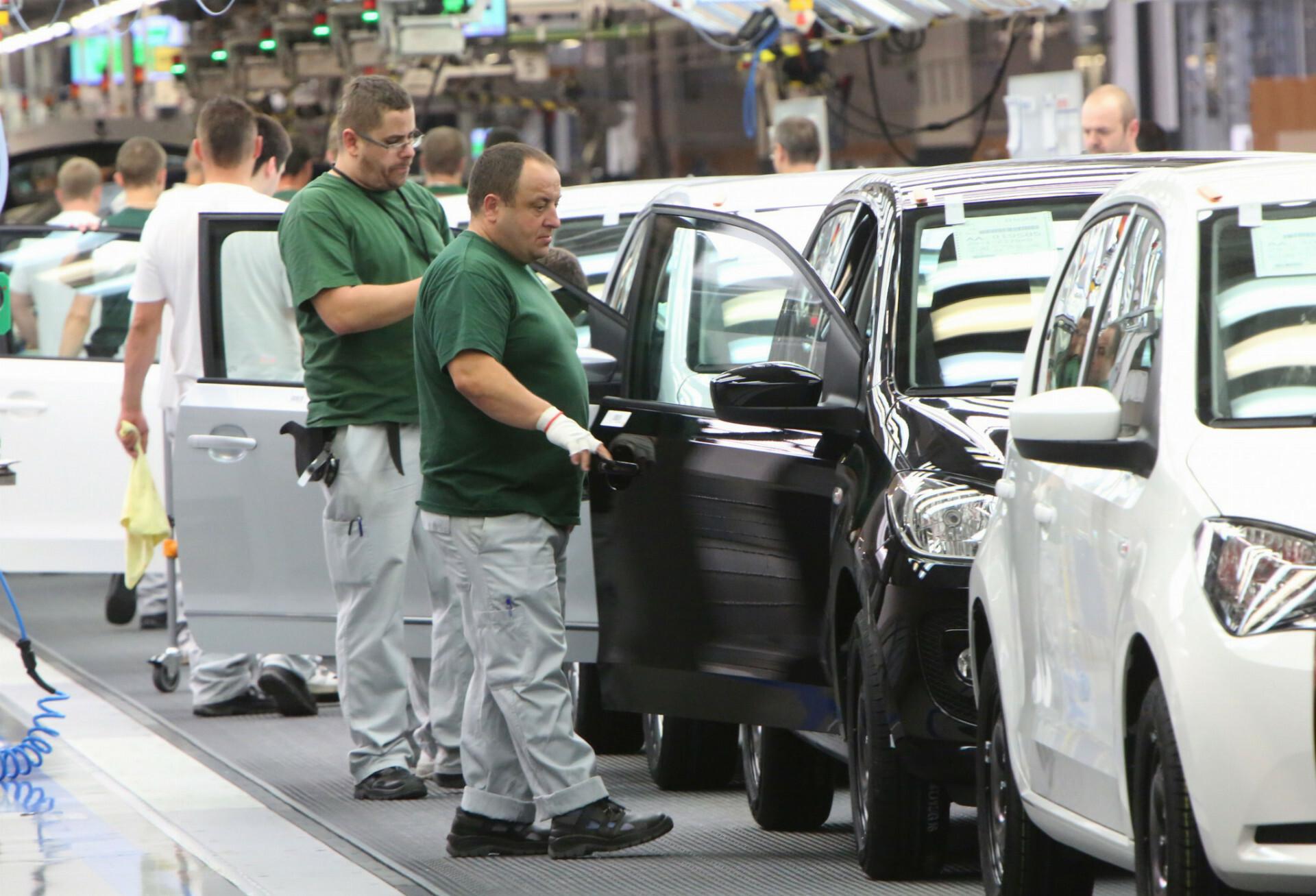 Automobilky zažili čierny mesiac. Ťažkosti majú aj predajcovia či servisy, doplácajú na to ich zamestnanci