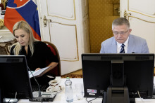 Premi&eacute;r Fico často ilustruje dobr&uacute; životn&uacute; &uacute;roveň Slov&aacute;kov rastom re&aacute;lnej mzdy. FOTO: TASR/M. Baumann