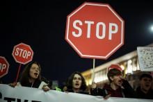 Mas&iacute;vne protesty Bulharov pred budovou parlamentu v hlavnom meste Sofia. FOTO: REUTERS