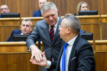 Konsolidačné balíčky súčasnej vlády prinášajú dodatočný tlak na zamestnávateľov, čo má vplyv aj na zvyšovanie miezd. FOTO: TASR/J. Novák