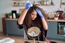 D&aacute;vajte si pozor na v&aacute;žne chyby pri farben&iacute; vlasov doma.