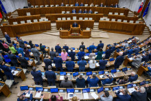 Koal&iacute;cia zru&scaron;ila &Uacute;rad na ochranu oznamovateľov s t&yacute;m, že vytvorila nov&yacute;. Schv&aacute;lila aj z&aacute;kony &scaron;it&eacute; na mieru. FOTO: TASR/J. Nov&aacute;k
