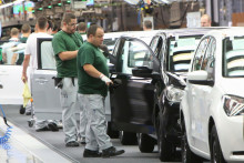 Po slabšom výkone našich automobiliek hlásia štatistici nízky rast platov v oblasti predaja a opráv vozidiel. FOTO: HN/Peter Mayer