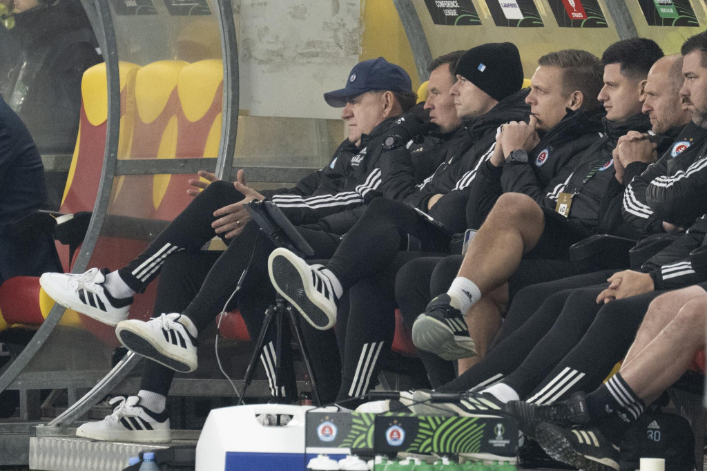Na snímke lavička Slovana počas stretnutia 5. kola ligovej fázy Konferenčnej ligy UEFA FK Škendija Tetovo - ŠK Slovan Bratislava. FOTO: TASR/Pavel Neubauer