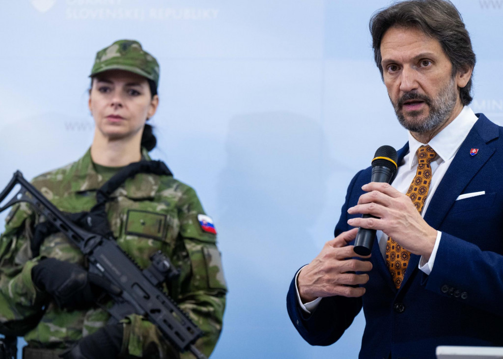 Na sn&iacute;mke minister obrany Robert Kaliň&aacute;k (Smer-SD) počas tlačovej konferencie na t&eacute;mu predstavenie komplexnej v&yacute;stroje vojaka Ozbrojen&yacute;ch s&iacute;l SR. FOTO: TASR/Jakub Kotian