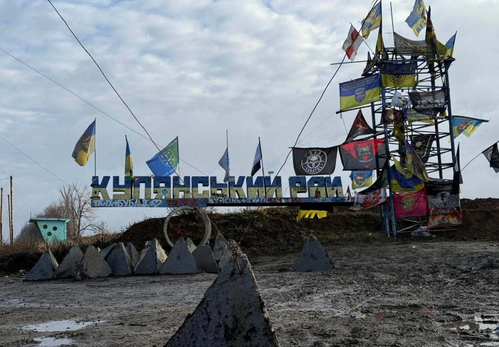 Dopravná značka s nápisom „Kupjanská oblasť“ neďaleko frontového mesta Kupjansk na Ukrajine. FOTO: Reuters