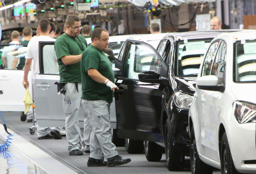 Po slabšom výkone našich automobiliek hlásia štatistici nízky rast platov v oblasti predaja a opráv vozidiel. FOTO: HN/Peter Mayer
