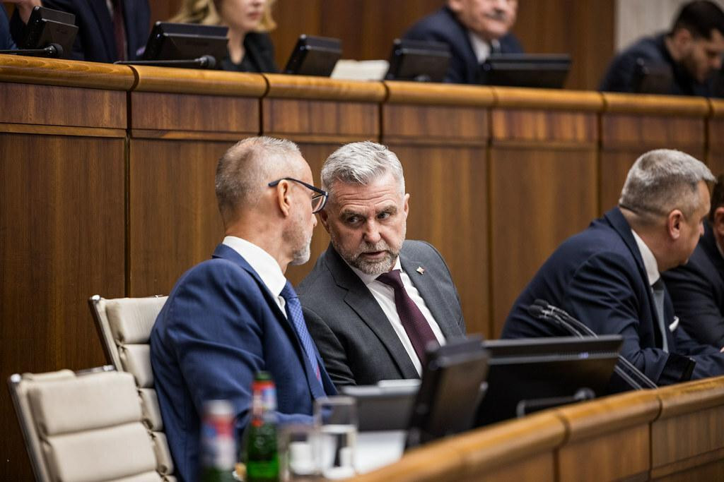 Richard Raši v diskusii s Tiborom Gašparom. FOTO: Flickr/Parlament SR