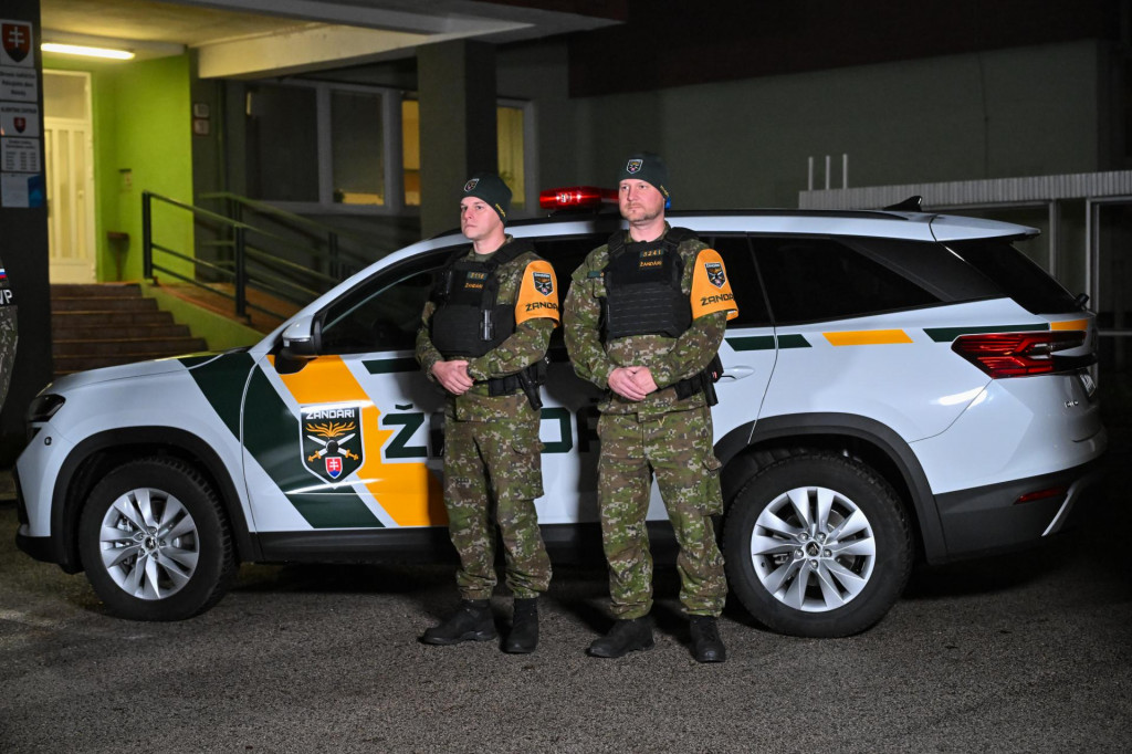 V piatok večer nast&uacute;pili do služby naprieč Slovenskom prv&eacute; žand&aacute;rske hliadky. FOTO: TASR