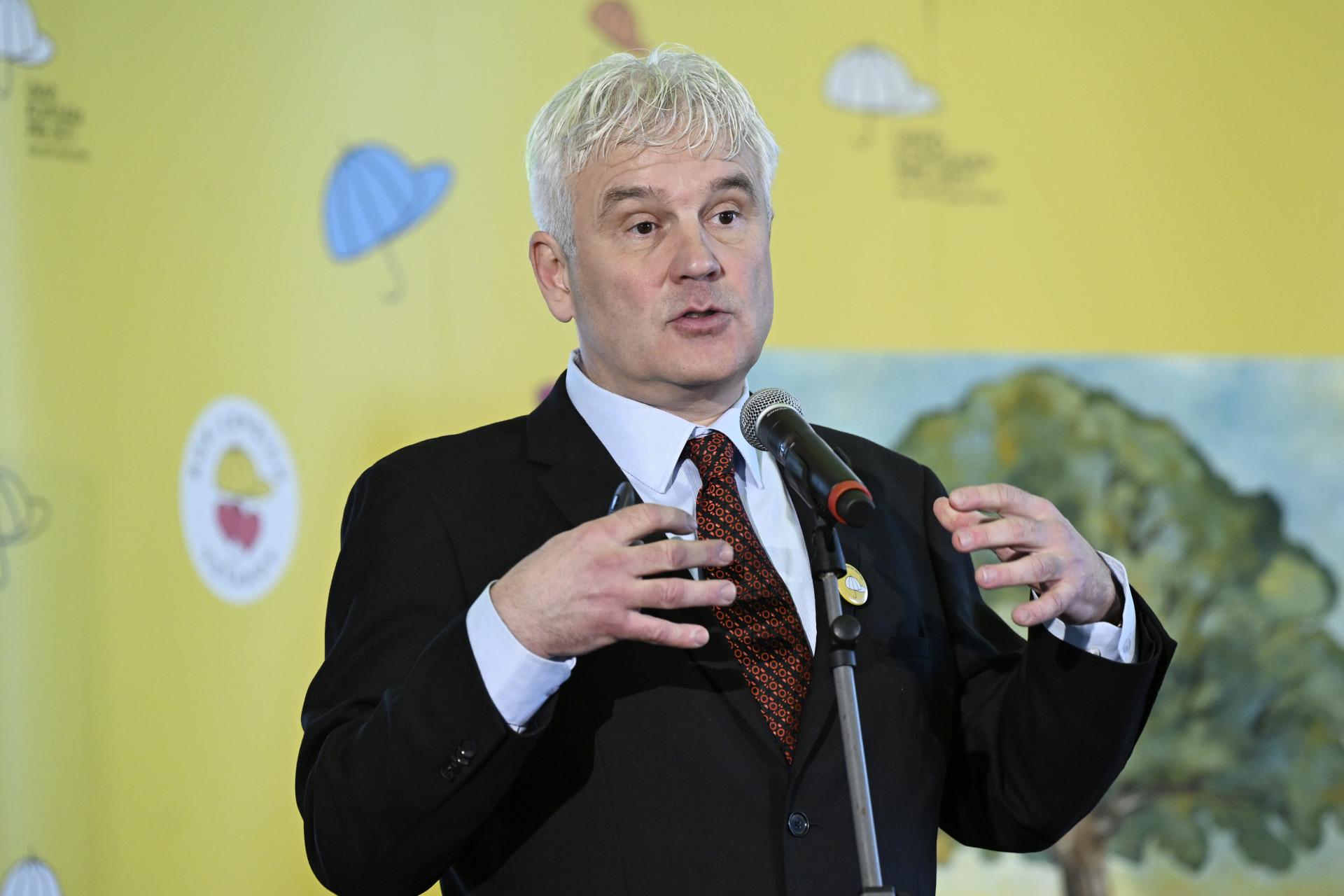 Normalizujete násilie a vyháňate mladých zo Slovenska, povedal Mikloško o dianí v parlamente