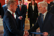 Český prezident Petr Pavel si podáva ruku s predsedom strany ANO Andrejom Babišom. FOTO: Reuters