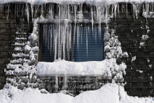 Ľadové cencúle počas chladného dňa v meste Wheeling v americkom štáte Illinois. FOTO: TASR/AP