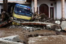 Záplavy na ostrove Sumatra. FOTO: Reuters
