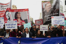 Aktivisti a politickí oponenti sa v Tunise zúčastňujú protestu proti tuniskému prezidentovi Kaisovi Saídovi a vyzývajú na ukončenie vlády jedného muža a obnovenie demokracie. FOTO: Reuters