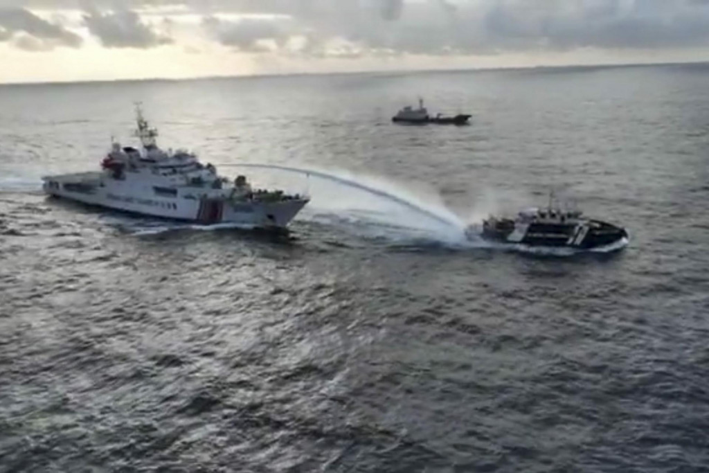 Čínske plavidlo pobrežnej stráže používa vodné delo v Juhočínskom mori. FOTO: TASR/AP