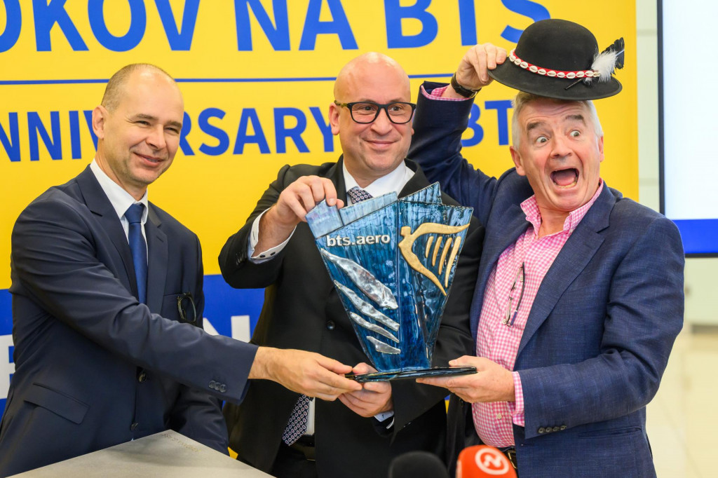 Letisko v Bratislave zaž&iacute;va doslova torn&aacute;do expanzie, ktor&eacute;mu dod&aacute;va gr&aacute;dy vz&aacute;jomn&yacute; s&uacute;boj dvoch hlavn&yacute;ch eur&oacute;pskych n&iacute;zkon&aacute;kladov&yacute;ch prepravcov: Ryanairu a Wizz Airu. FOTO: TASR/J. Nov&aacute;k