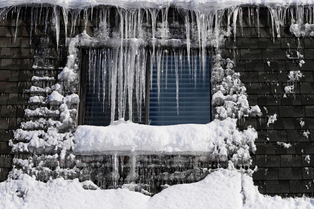 Ľadové cencúle počas chladného dňa v meste Wheeling v americkom štáte Illinois. FOTO: TASR/AP