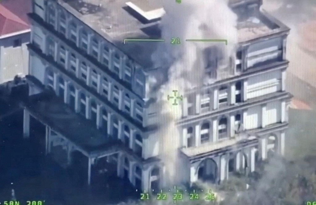 Dym stúpajúci z budovy po výbuchu neďaleko hraníc medzi Thajskom a Kambodžou uprostred smrteľných stretov medzi oboma krajinami pozdĺž spornej pohraničnej oblasti. FOTO: Reuters