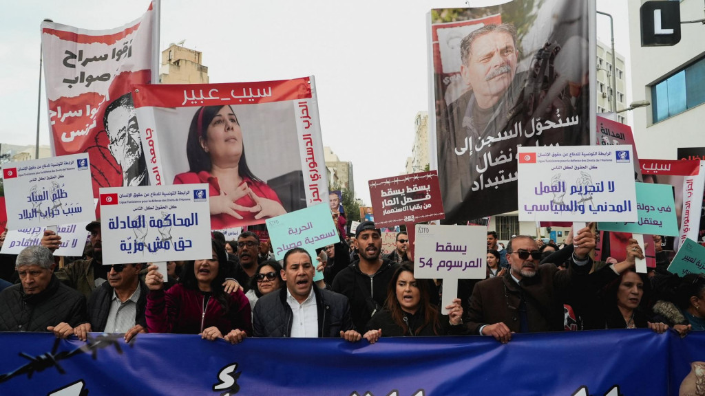 Aktivisti a politickí oponenti sa v Tunise zúčastňujú protestu proti tuniskému prezidentovi Kaisovi Saídovi a vyzývajú na ukončenie vlády jedného muža a obnovenie demokracie. FOTO: Reuters